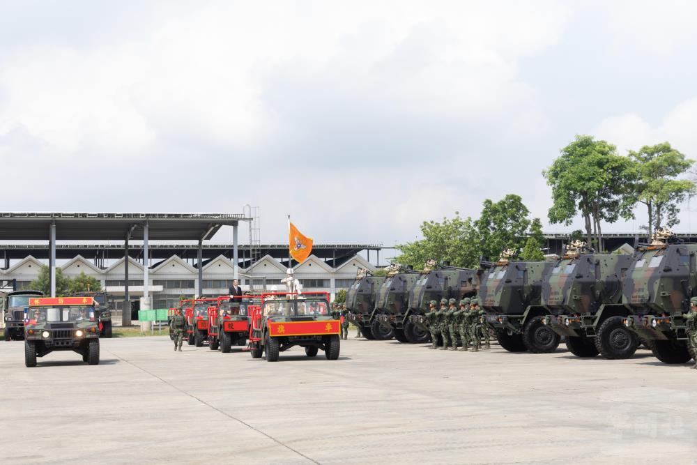 顧部長校閱部隊。(軍聞社記者吳柏融攝) 顧部長校閱部隊。(軍聞社記者吳柏融攝)
