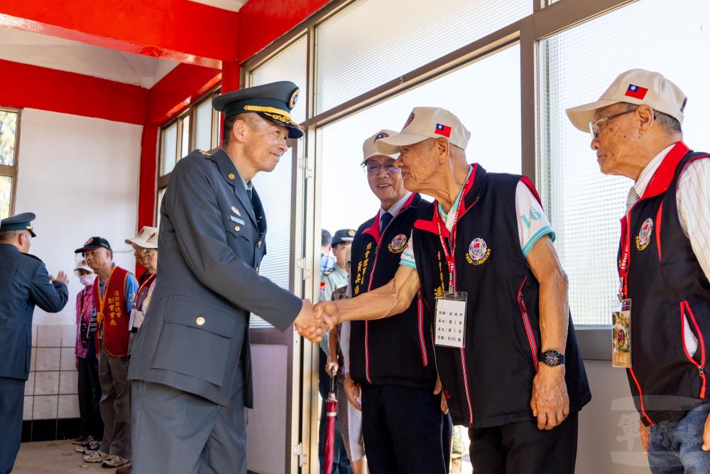 黃指揮官向八二三戰役戰友總會前輩們致意。（軍聞社記者蔡枋澐攝）