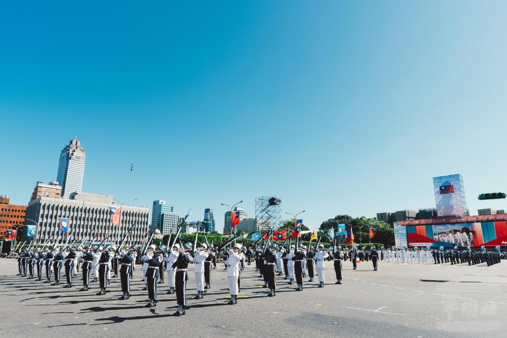 三軍儀隊官兵以精湛的操槍技術與整齊劃一的隊形，為國慶大會帶來精彩演出。（軍聞社記者陳彥樺攝）