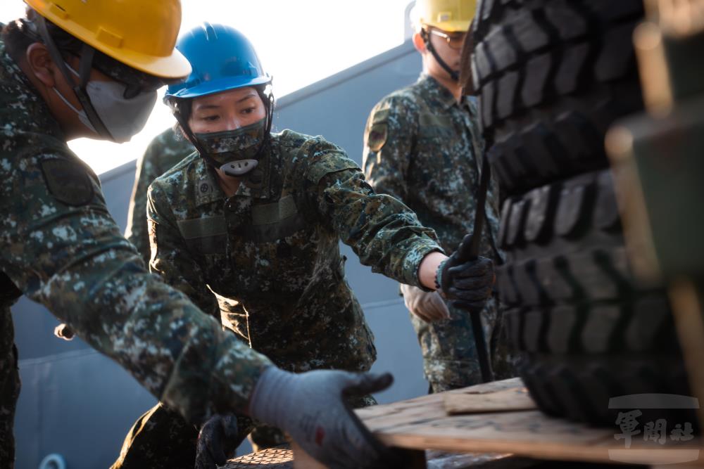 支援營保修連齊心運載搬運軍品。（軍聞社記者文仁攝）