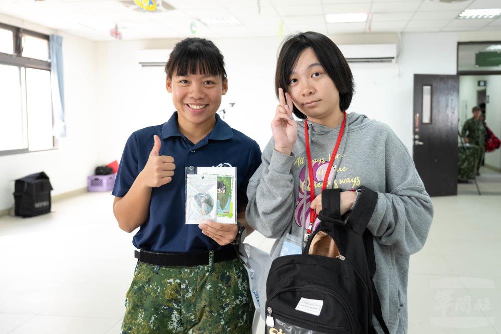 柳同學（右）期望以藝術創作的方式，傳遞給予國軍官兵支持。（軍聞社記者林庭暉攝）