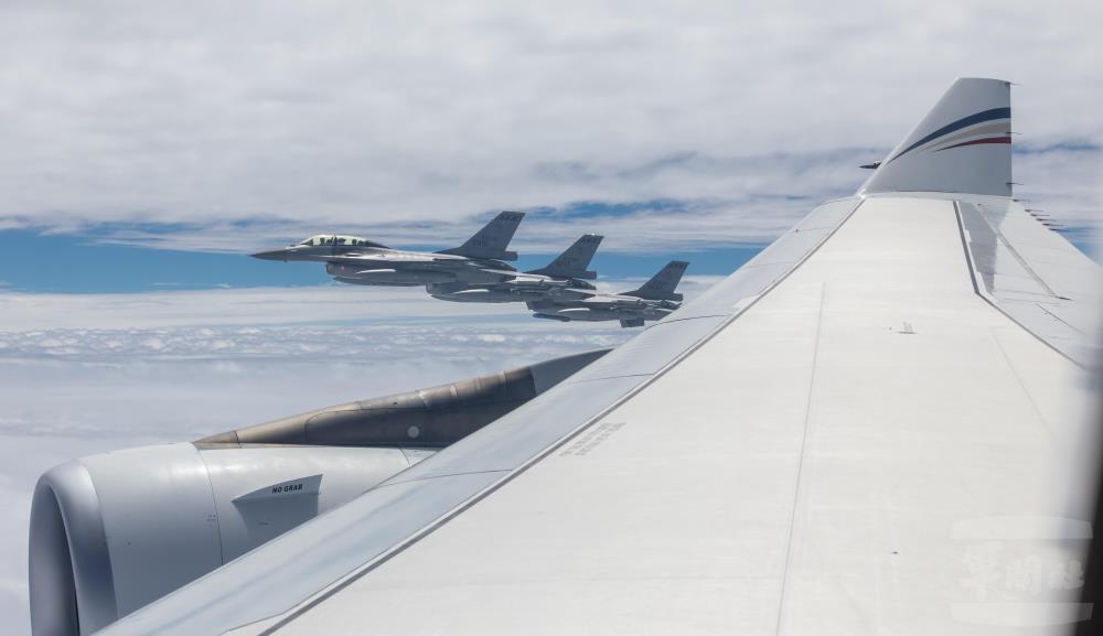空軍F-16戰機執行專機伴飛護航任務。（總統府提供）
