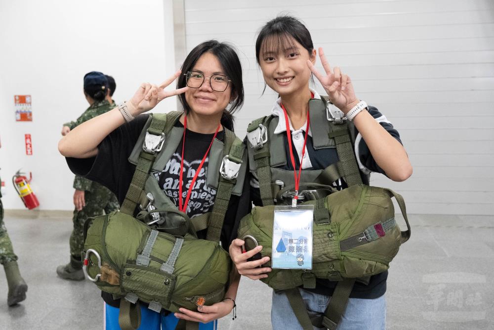 學員試著傘具。（軍聞社記者林庭暉攝）