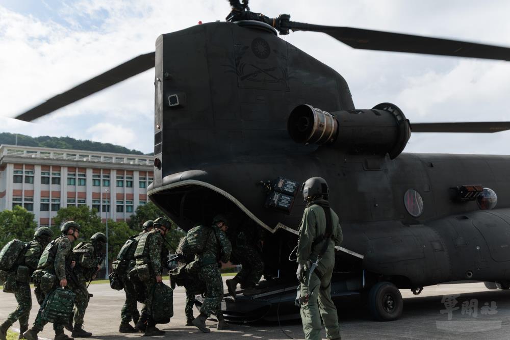 參演官兵陸續登機。（軍聞社記者林澤廷攝）