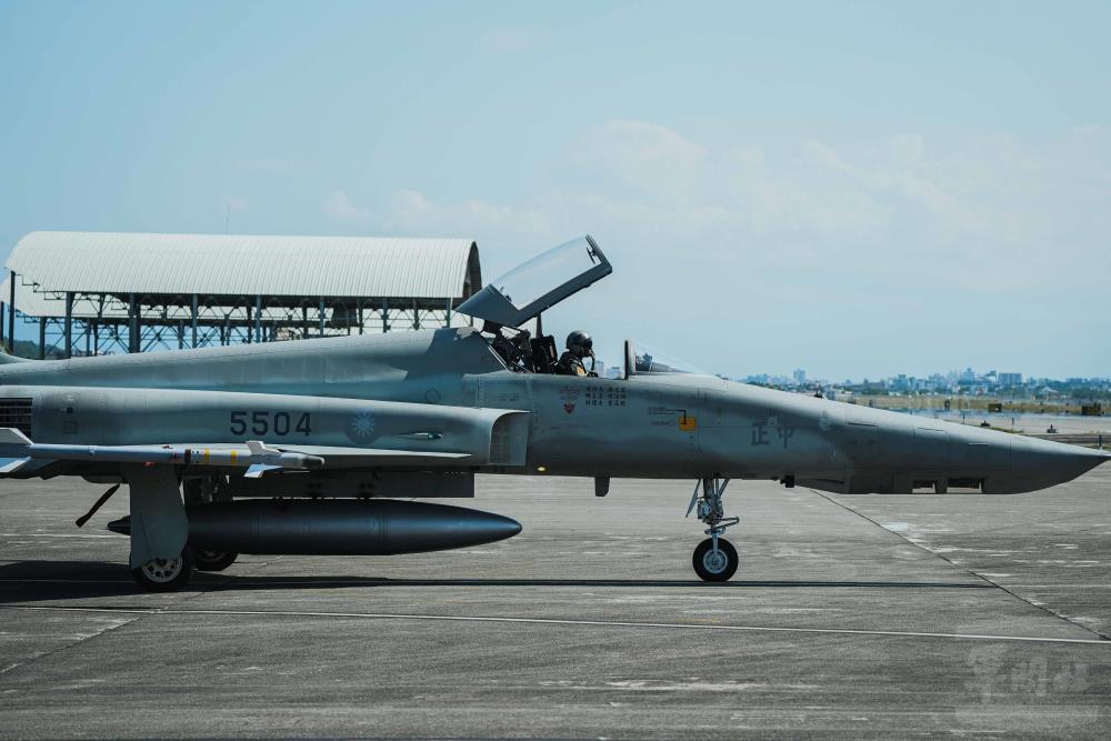 RF-5E型機從機堡滑出。（軍聞社記者陳傳奇攝）