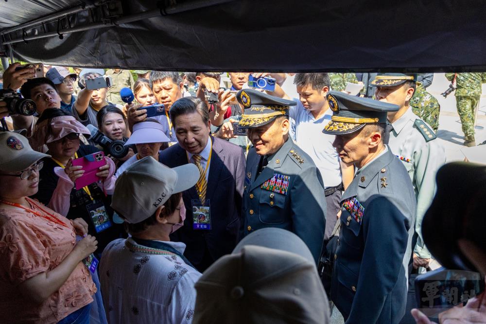 呂司令向參戰英雄前輩及先烈遺族們致意。（軍聞社記者蔡枋澐攝）