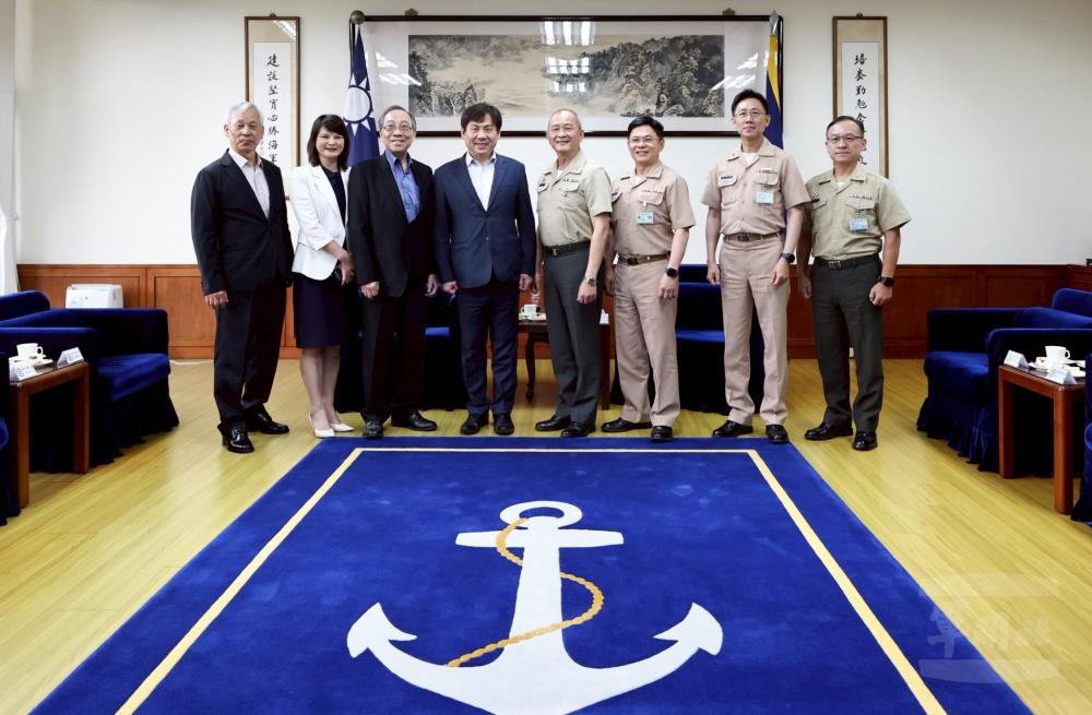 軍友保代敬軍團慰訪海軍司令部。（青年日報提供）