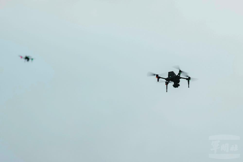 無人機升空監偵海面目標。（軍聞社記者林庭暉攝）