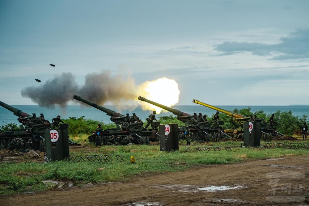 M110A2自走砲進行面積射擊。（軍聞社記者林庭暉攝）