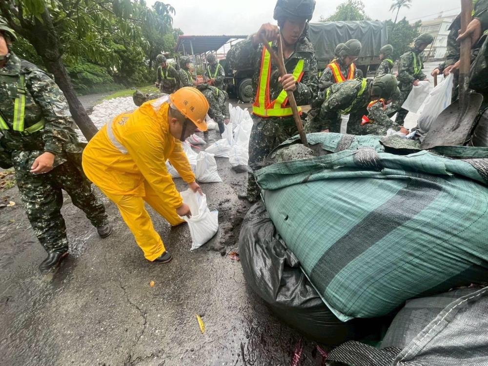 屏東縣林邊鄉後備軍人輔導中心幹部與陸軍333旅官兵協力實施沙包整備作業。（第四作戰區提供）