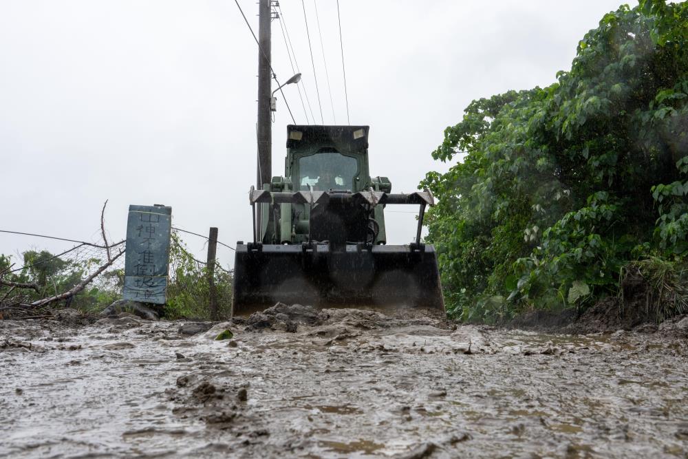 53工兵群鏟裝機清運土石。（軍聞社記者吳東昇攝）