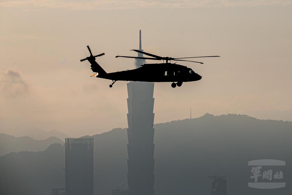 天觀機UH-60M直升機通過臺北上空。（軍聞社記者尤昱翔攝）
