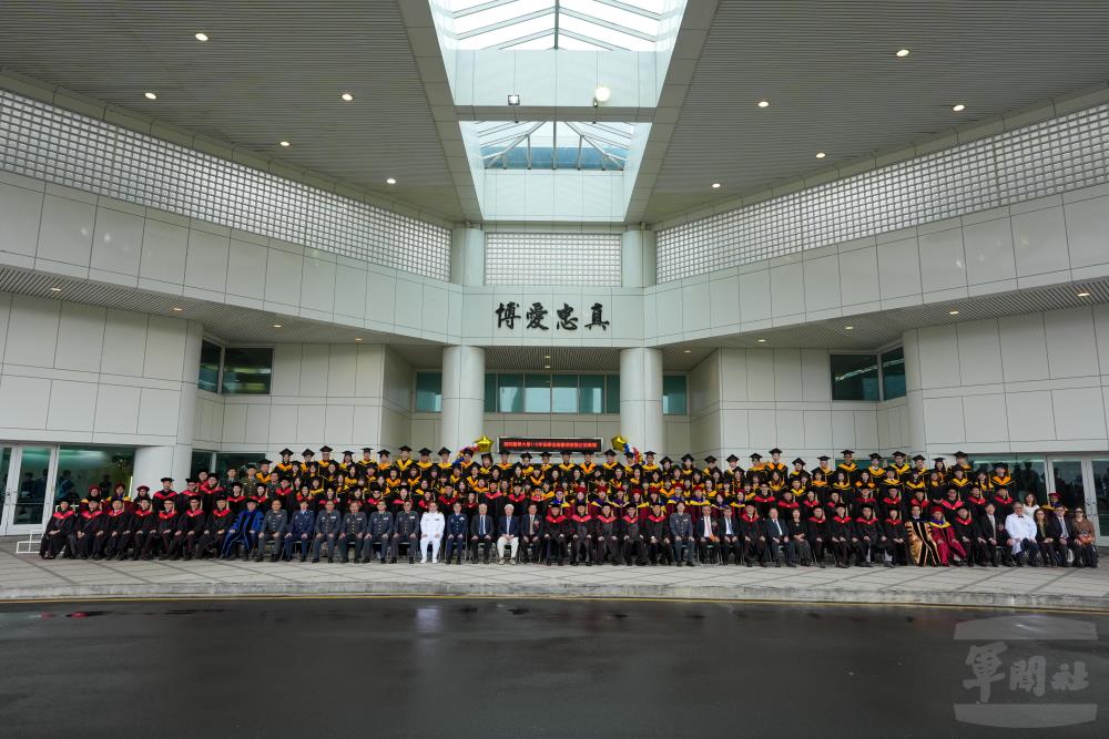 國防醫學大學博、碩士畢業合影。（軍聞社記者陳傳奇攝）