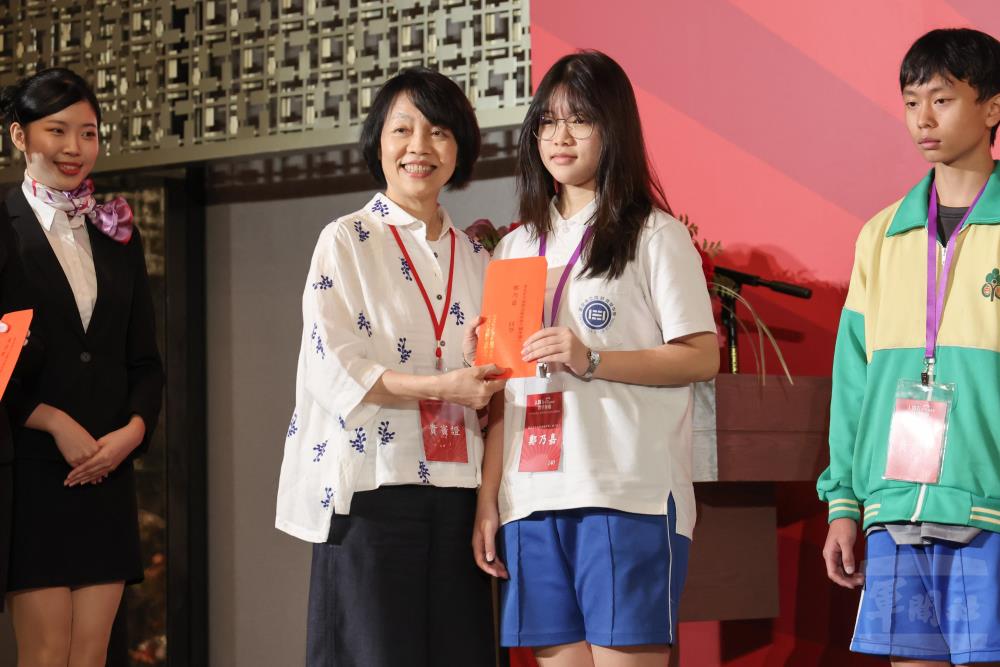 聯合報社長游美月頒發助學金。（軍聞社記者蔡枋澐攝）