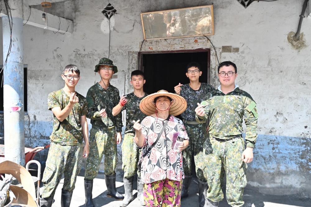 153旅官兵協助救災戶完成清淤後合影。（第三作戰區提供）