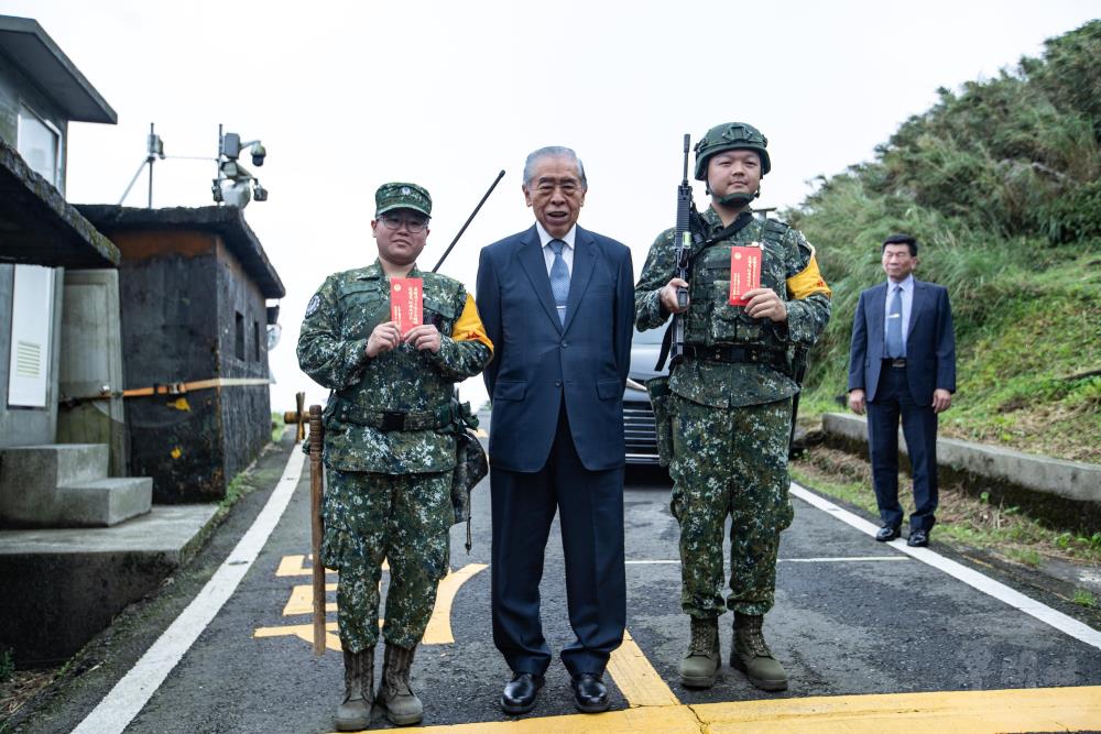 李榮譽理事長惦記執勤官兵，特別下車前往哨口慰問值勤人員。（軍聞社記者王茗生攝）