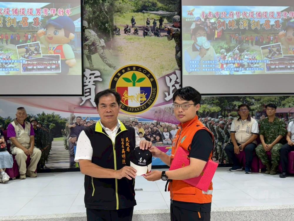 臺南市民政局副局長吳明熙赴官田靶場慰勉召訓役男。（臺南市軍人服務站提供）
