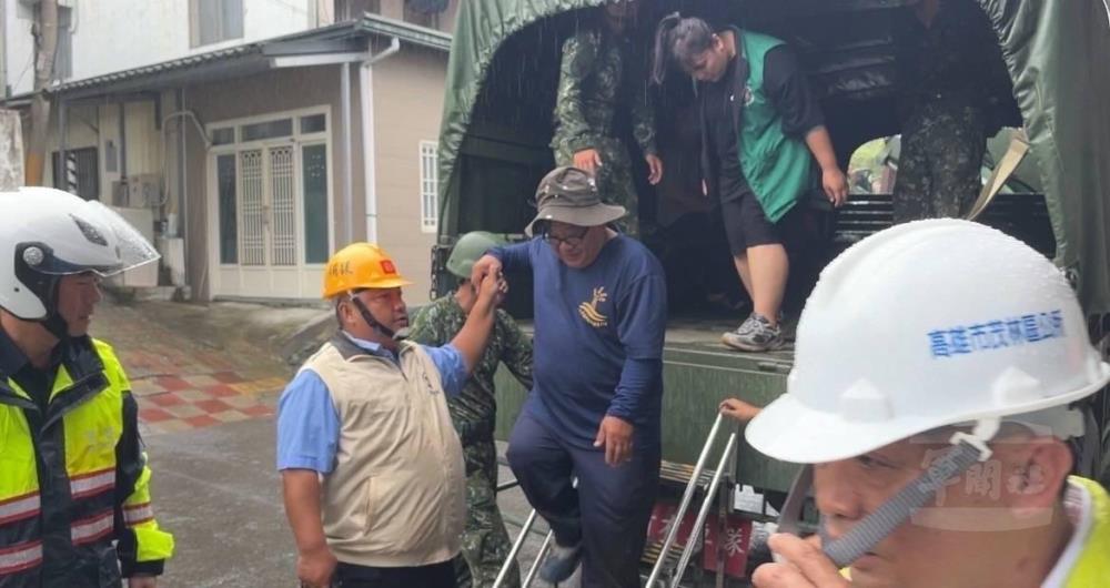 官兵及後備軍人輔導中心幹部協助執行預防性撤離。(第四作戰區提供) 官兵及後備軍人輔導中心幹部協助執行預防性撤離。(第四作戰區提供)