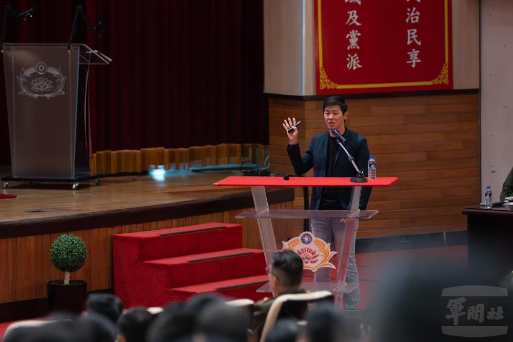 資深記者相振為專題演講，分享國際議題、探討媒體識讀能力。（軍聞社記者文仁攝）