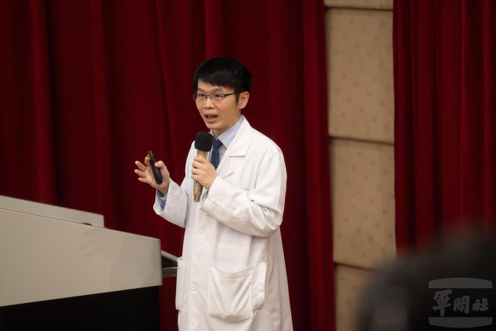 劉醫師建議手術方式需由具經驗外科醫師量身規劃。（軍聞社記者文仁攝）