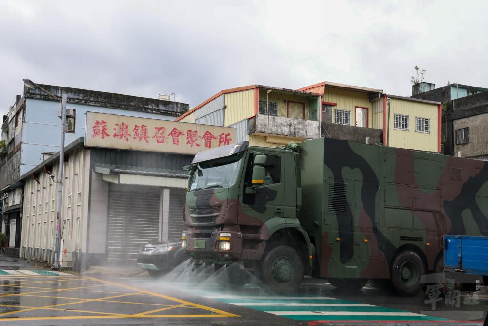 消毒車在受災區域進行環境消毒。（陸軍司令部提供）