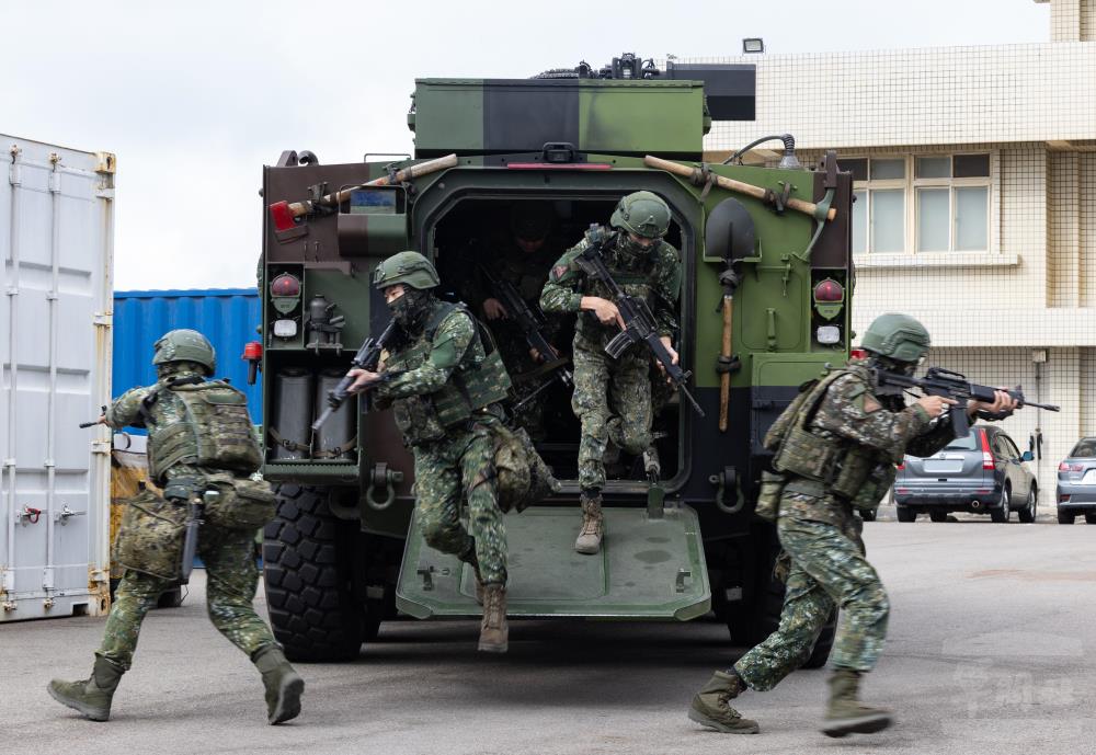 戰備部隊官兵實施下車警戒。（軍聞社記者吳柏融攝）