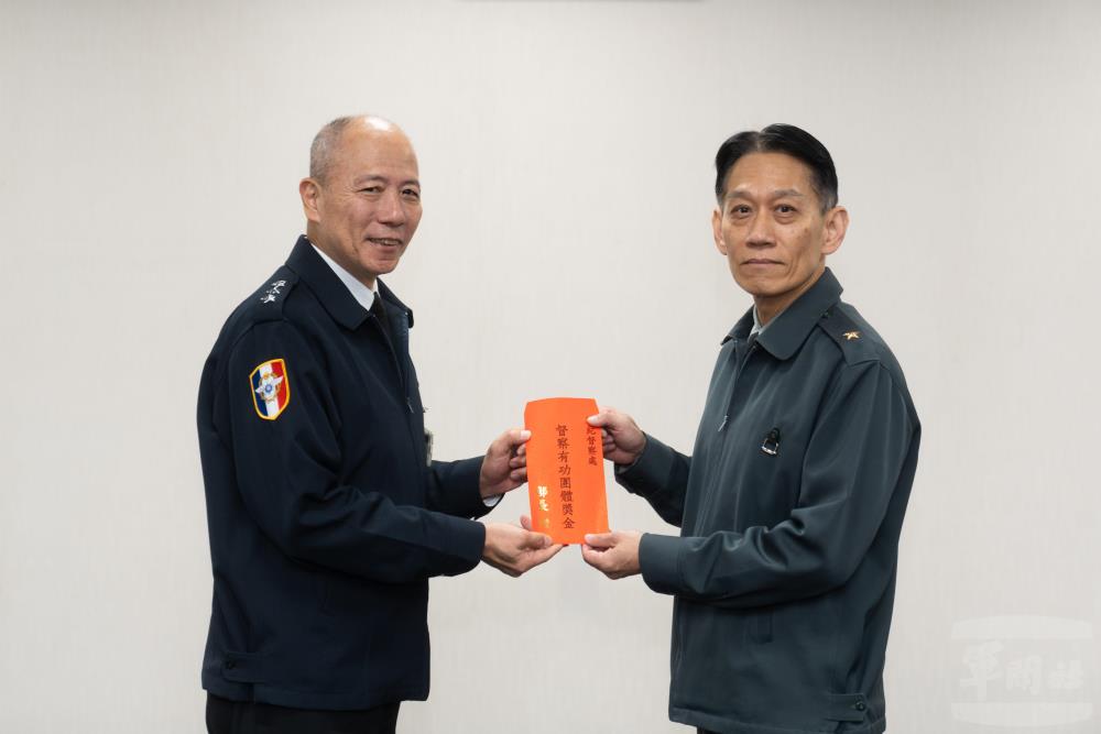 梅總長頒發督察有功團體獎金。（軍聞社記者文仁攝）