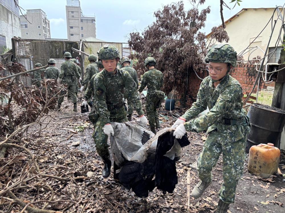 第四作戰區協助臺南新營地區執行廢棄物搬運任務。（第四作戰區提供）