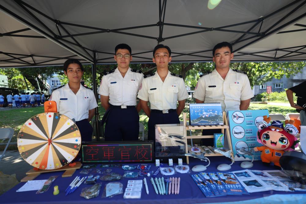 畢業自左營高中，現為空軍官校的學生，也回母校參加「全民國防教育空軍週」的活動。（軍聞社記者林澤廷攝）
