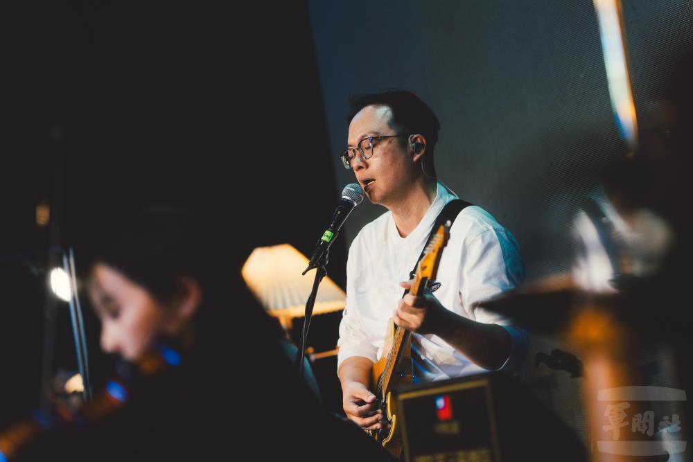 李中士演唱原創曲《 如果是最後一次》。（軍聞社記者文仁攝）