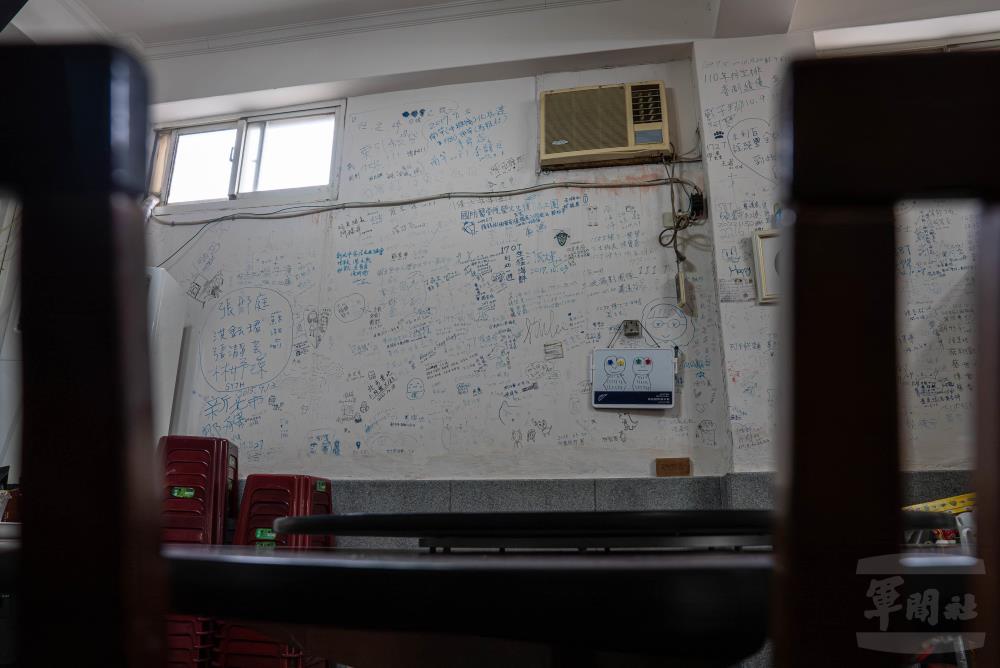 官兵調職或退伍前都會來店裡用餐，並在牆上留下簽名紀念。（軍聞社記者尤昱翔攝）