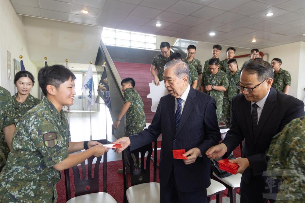 李榮譽理事長致贈官兵慰問品。（軍聞社記者吳柏融攝）