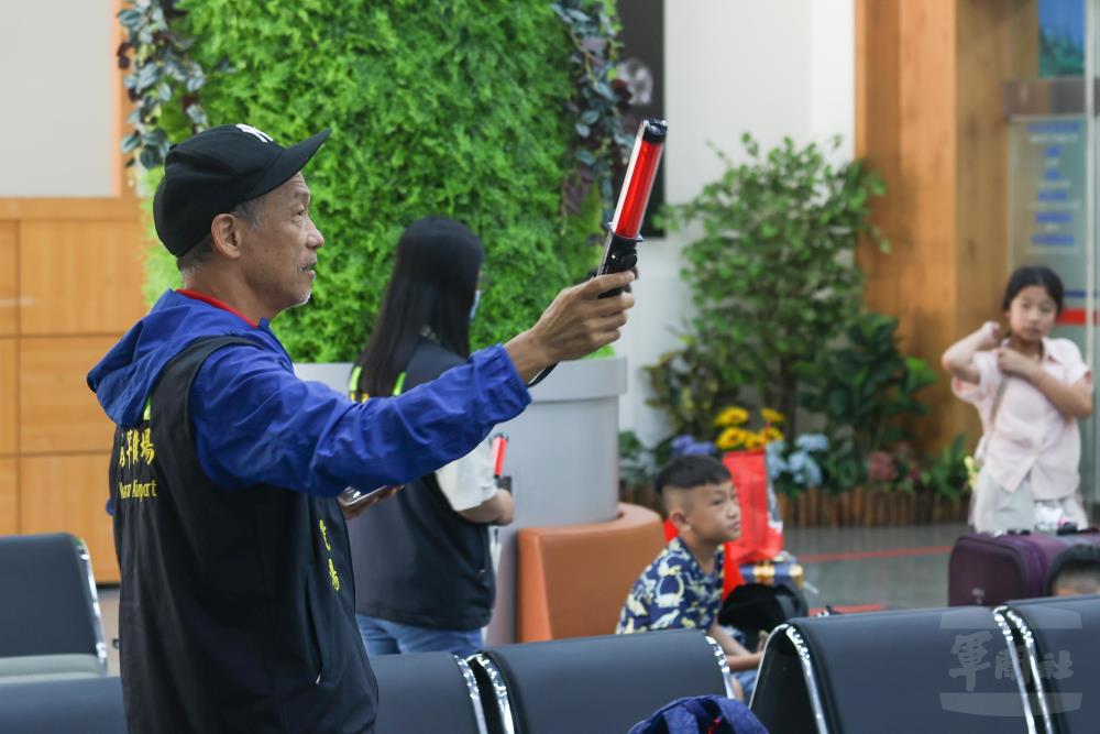 航空站迅速廣播，並疏散民眾前往安全區域。（青年日報提供）