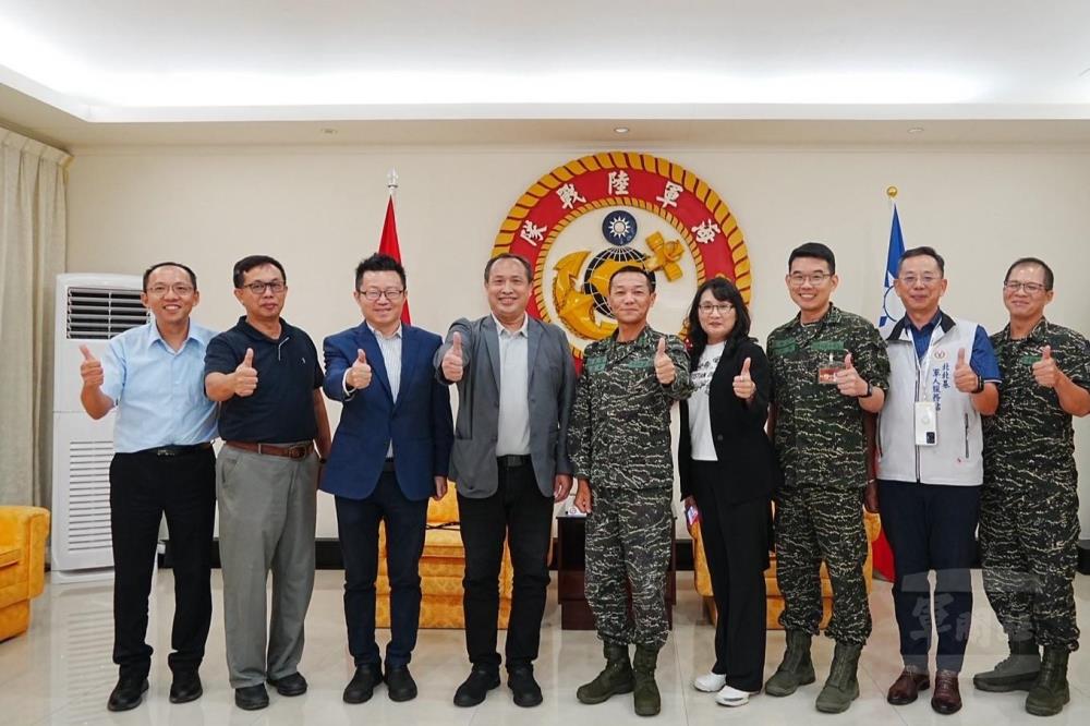 敬軍團與官兵一同合影。（陸指部提供）