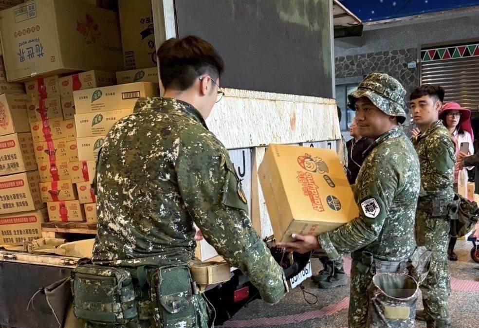 官兵協助物資搬運工作。（第四作戰區提供）