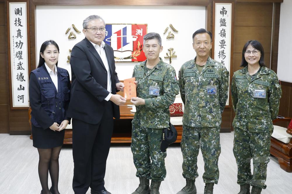 軍友保代處長徐志偉代表董事長郭建忠致贈慰問金，關切曹上校治療與康復情況。（軍友保代提供）