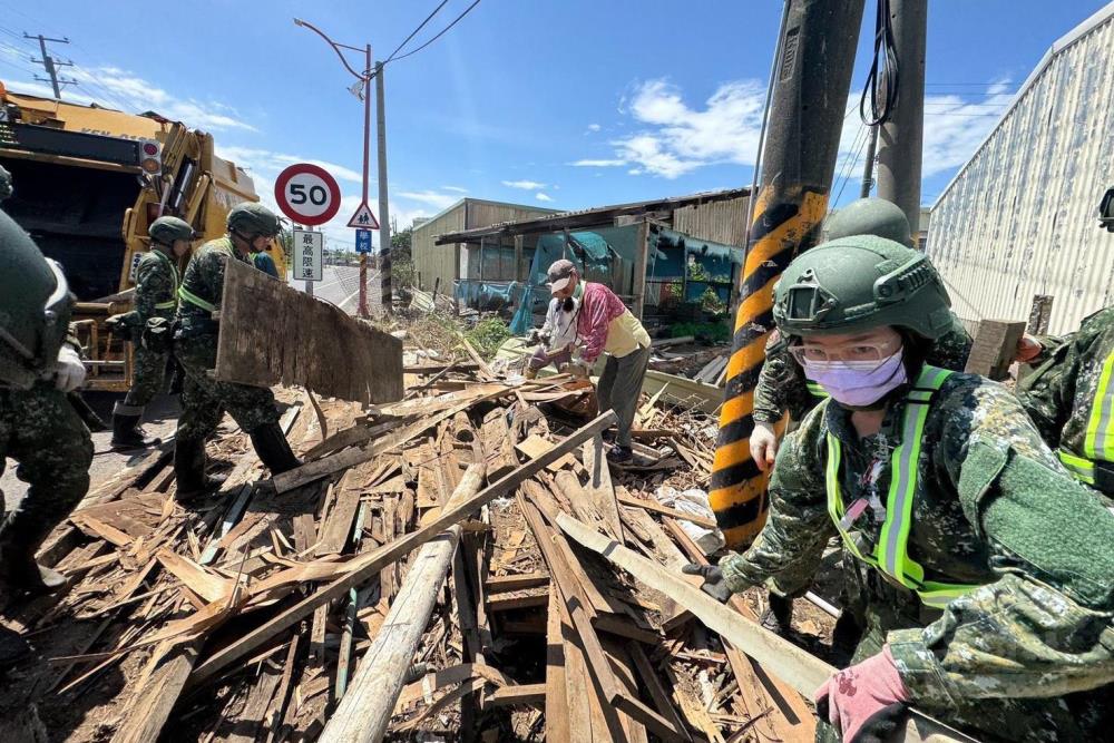 國軍第五作戰區派遣兵力支援楊柳颱風災後復原。（第五作戰區提供）
