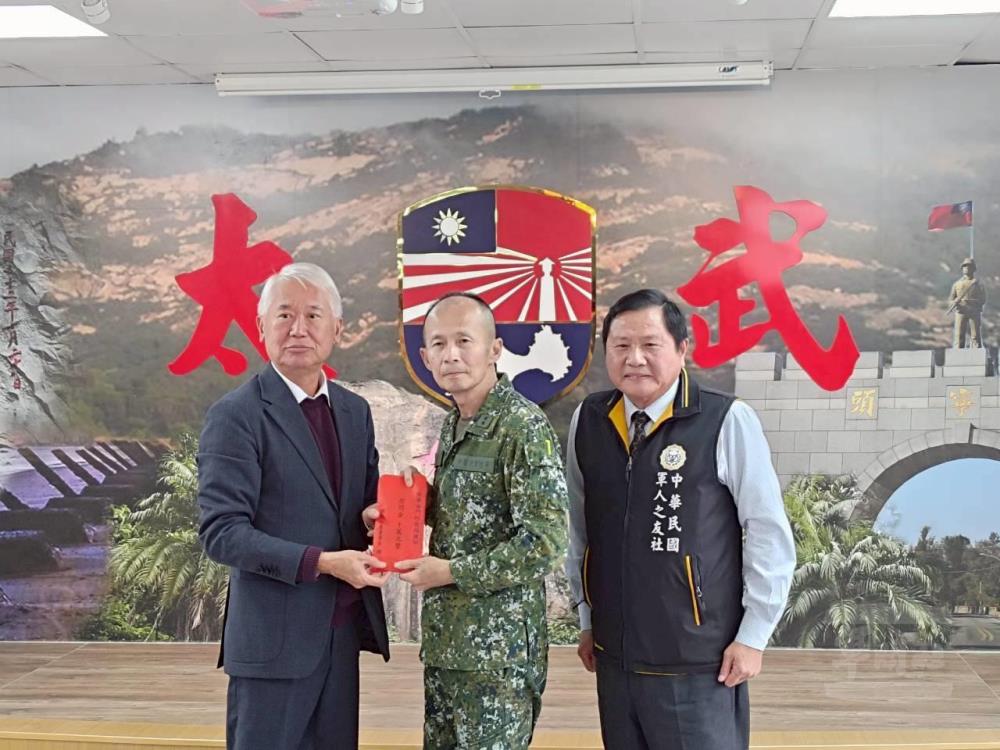 新光人壽與軍友社敬軍團致贈慰問金。（軍友社提供）
