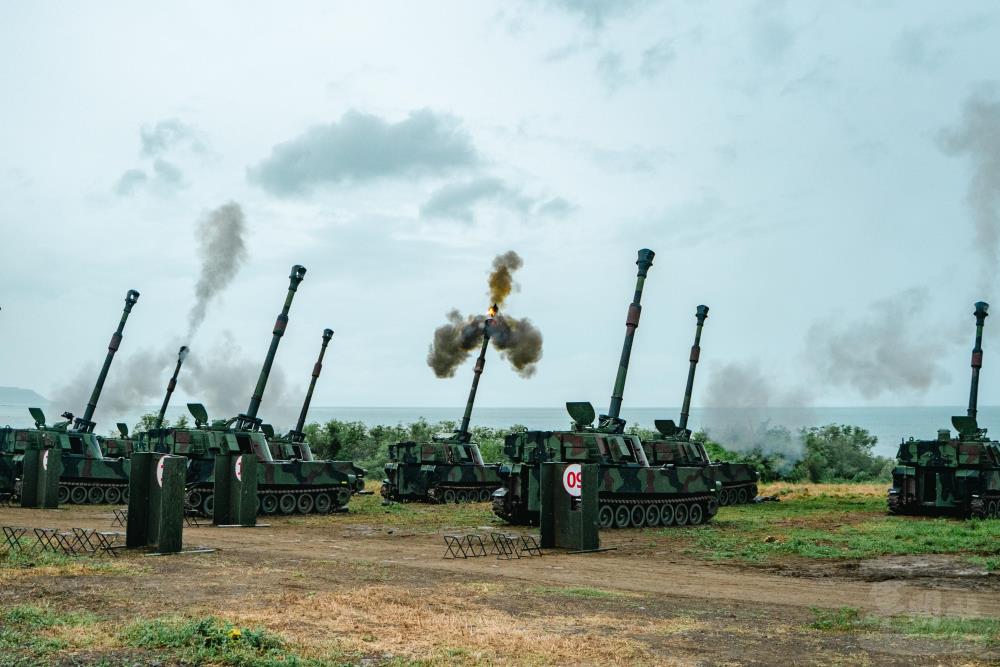 M109A2自走砲實施高射界射擊。（軍聞社記者林庭暉攝）