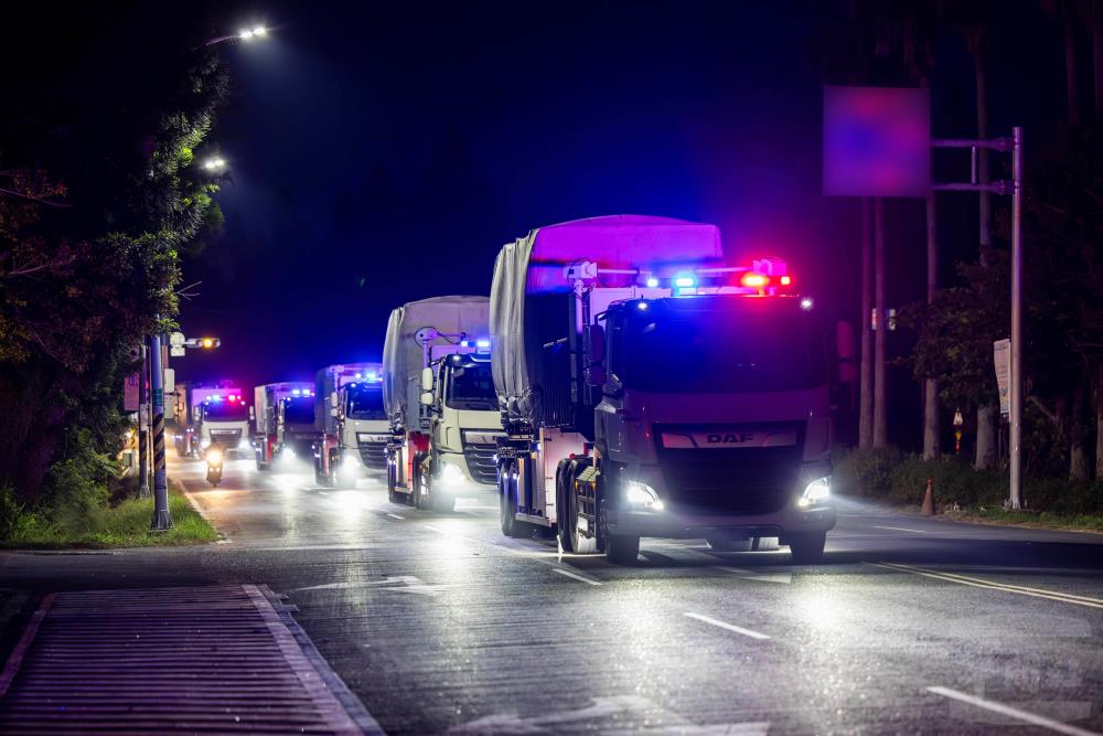 部隊派遣機動飛彈車至戰術位置。（軍聞社記者蔡枋澐攝）