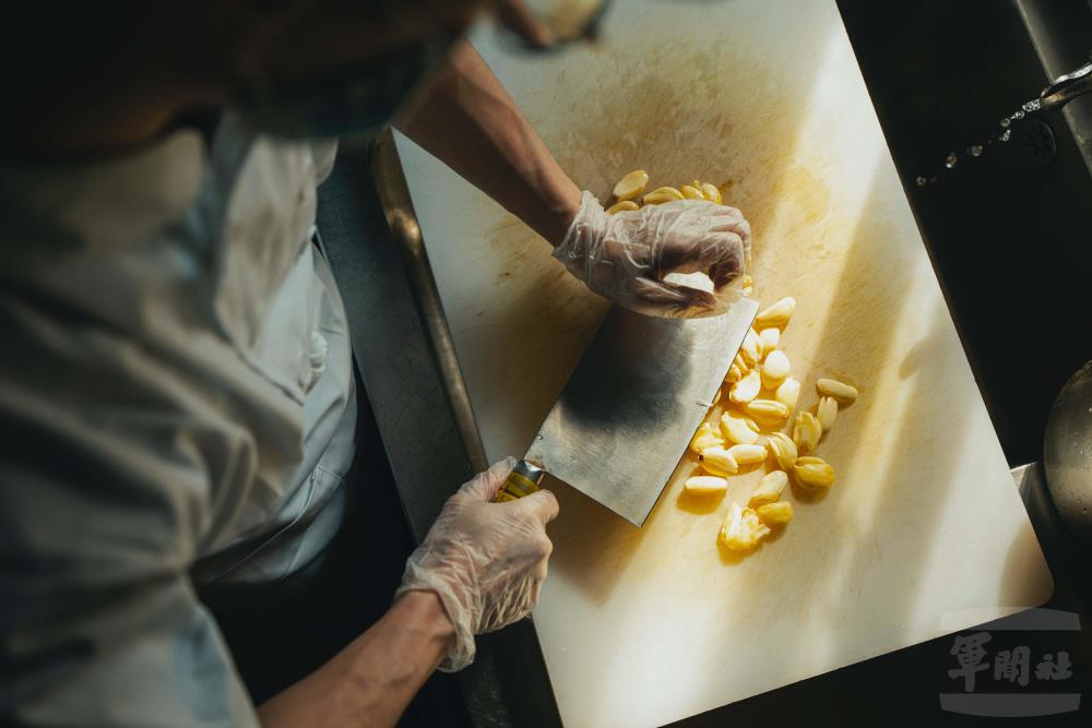 伙房官兵備料動作熟稔。（軍聞社記者呂尚俞攝）