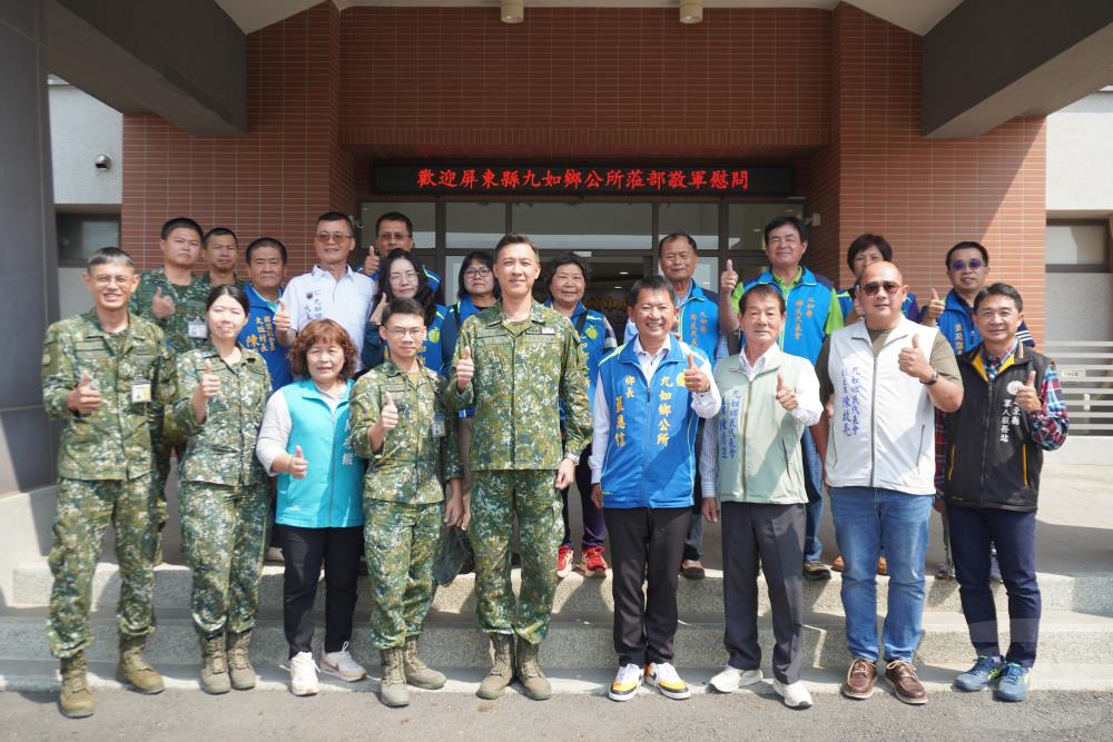 九如鄉公所敬軍團慰問陸軍空降訓練中心。（屏東縣軍人服務站提供）