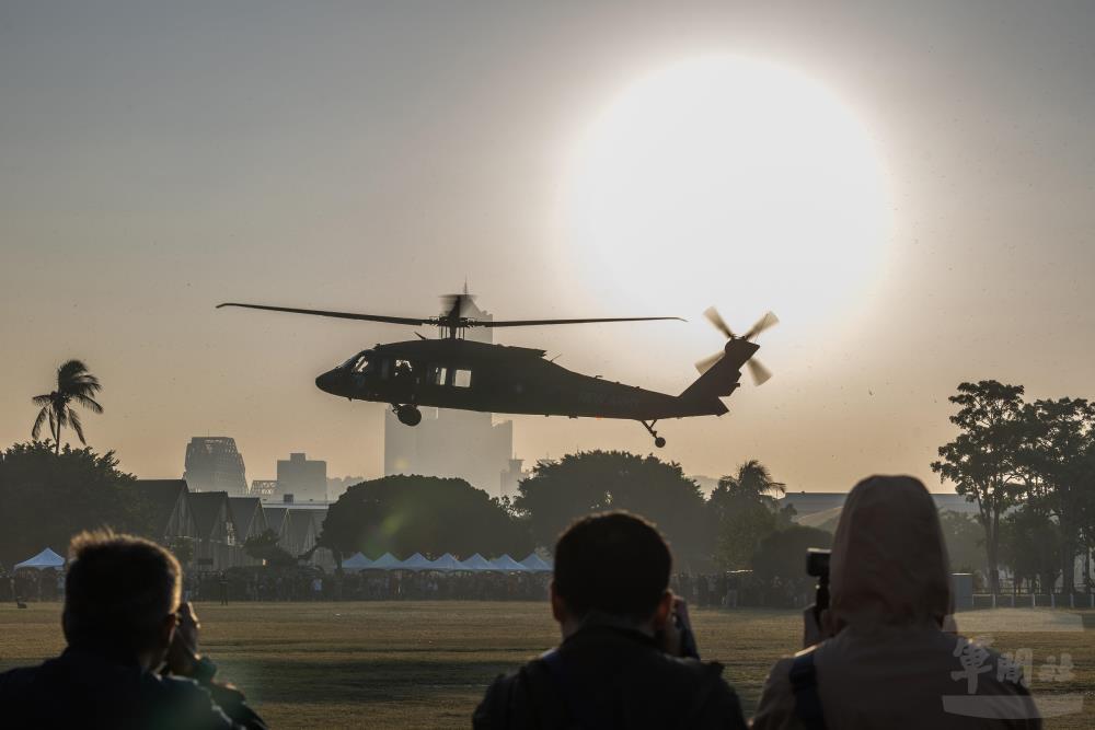 國軍參與「2025駁二動漫祭」 黑鷹直升機降落掀熱潮 國軍參與「2025駁二動漫祭」 黑鷹直升機降落掀熱潮