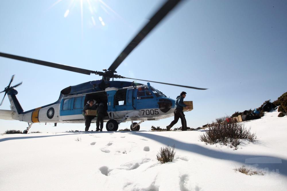 S-70C-1搜救直升機曾經執行玉山氣象站物資運補作業。（軍聞社資料照片）