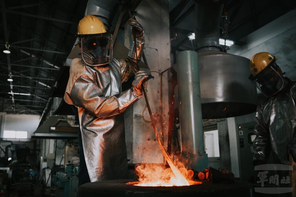 官兵將廢鐵、生鐵，熔成液態鐵水。（軍聞社記者陳傳奇攝）