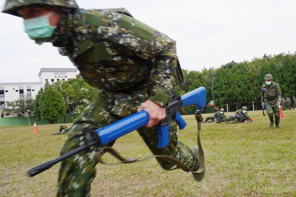 入伍新兵在幹部引導下實施躍進。（206旅提供）
