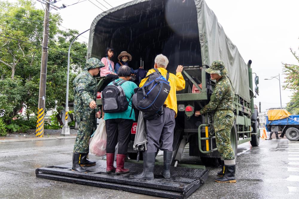 國軍第二作戰區協助光復鄉居民緊急撤離。（軍聞社記者蔡枋澐攝）