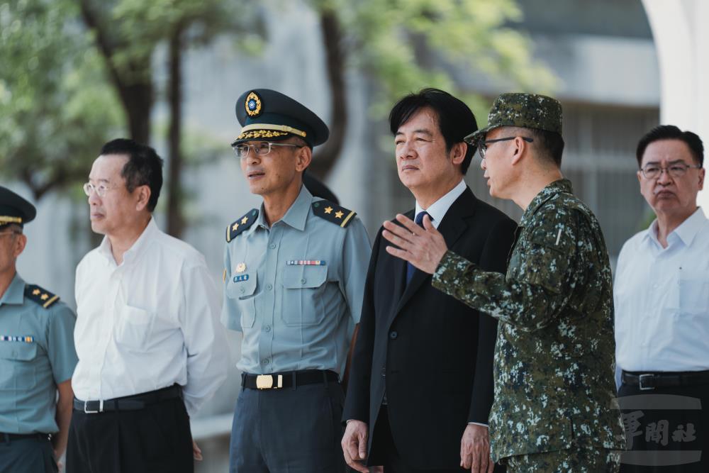 賴總統聽取任務簡報。（軍聞社記者陳彥樺攝）