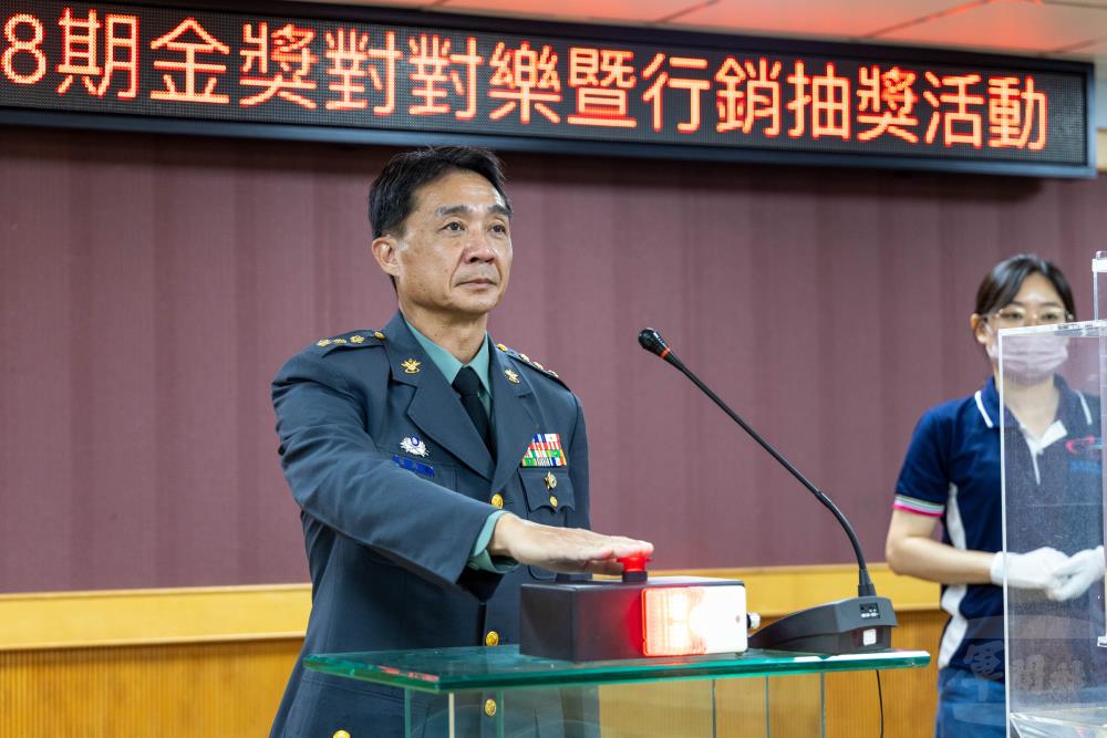 福利處處長蔡上校公開抽出幸運得主。（軍聞社記者蔡枋澐攝）