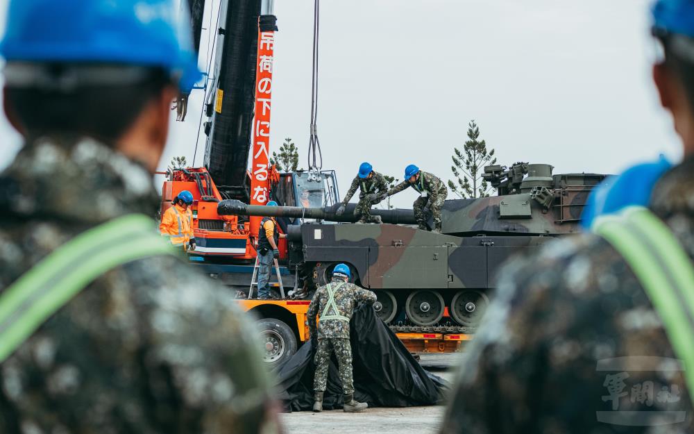 裝訓部官兵與板車廠商通力合作，完成運輸作業。（軍聞社記者陳軍均攝）